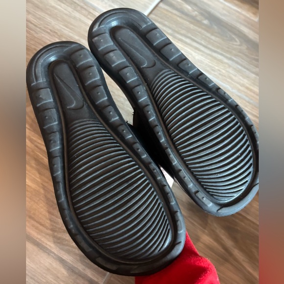 Nike Black and White Slide Sandals Women’s size 7 - Picture 3 of 4